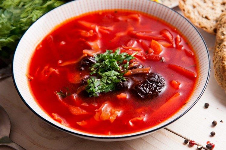 Bortsch aux pruneaux et poulet fumé