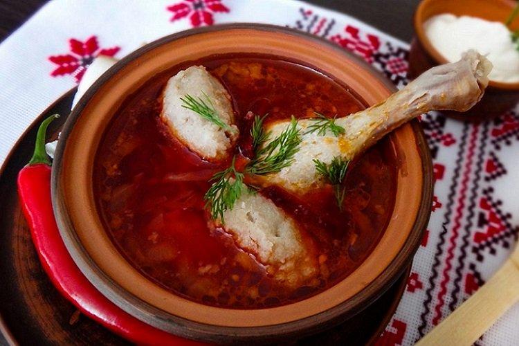 Bortsch avec poulet et boulettes