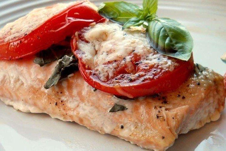 Steaks de truite au four aux tomates