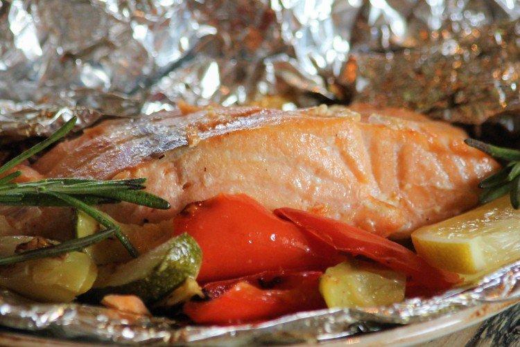 Steaks de truite au four avec des légumes