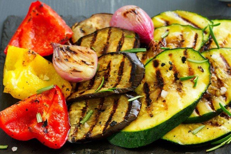 Légumes dans une marinade épicée