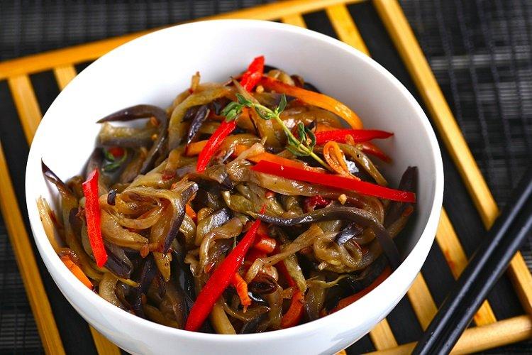 Salade coréenne d'aubergines, poivrons et carottes