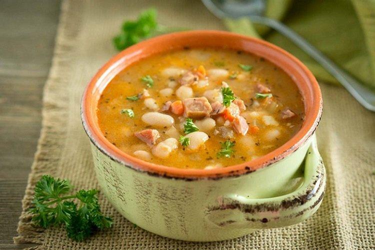 Soupe aux haricots et saucisses