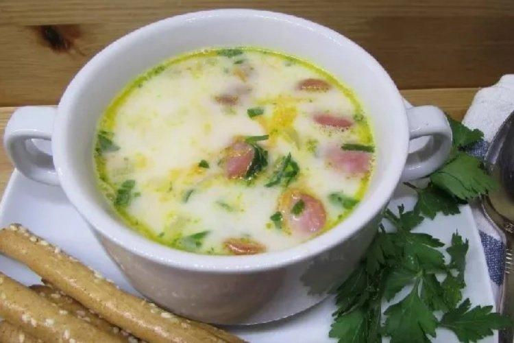 Soupe au fromage avec viandes fumées