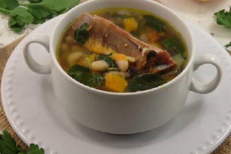 Soupe aux côtes fumées et épinards