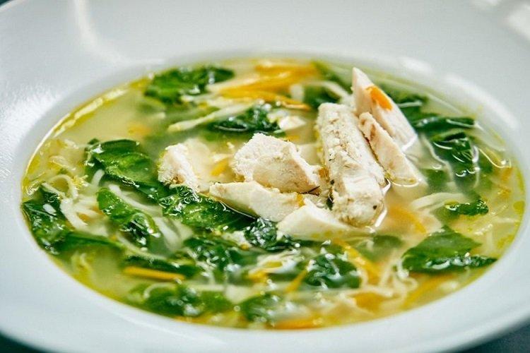 Soupe de poulet aux épinards et nouilles