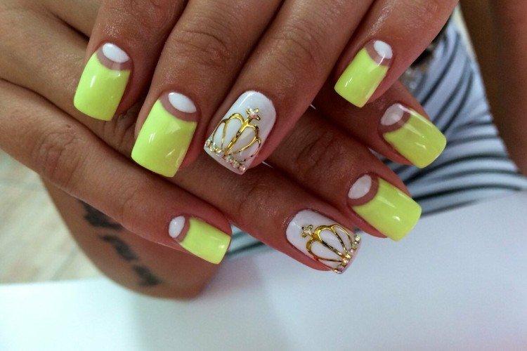 Manucure lunaire pour l'été 2021