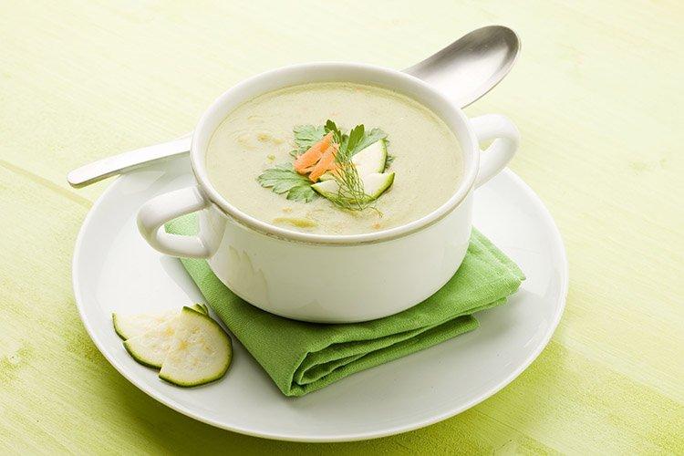 Soupe froide en purée aux flocons d'avoine et légumes