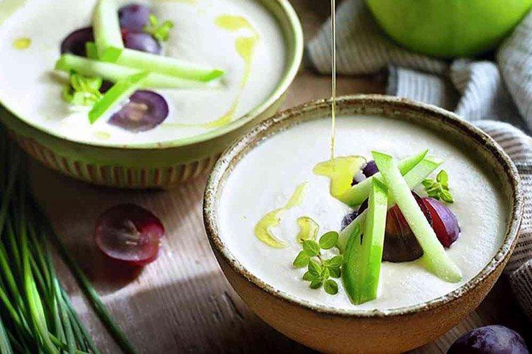 Velouté froid d'amandes et d'ail