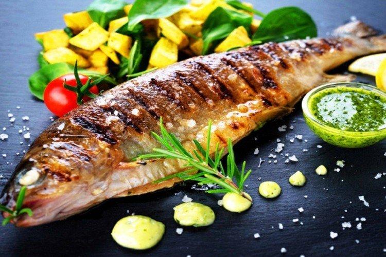 Truite en marinade d'orange sur le grill