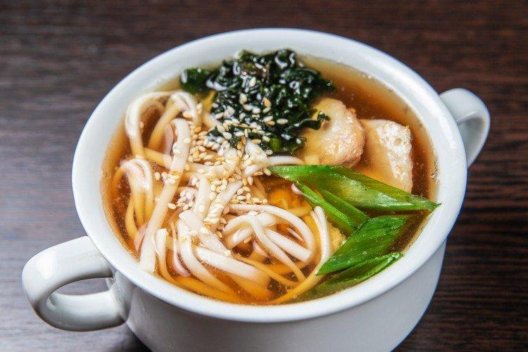 Soupe de poulet udon aux champignons shiitake