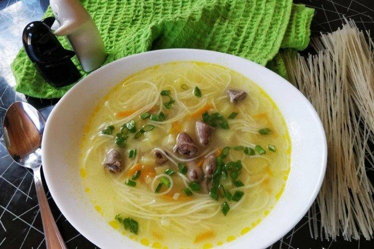 Soupe de poulet aux nouilles de riz et coeurs