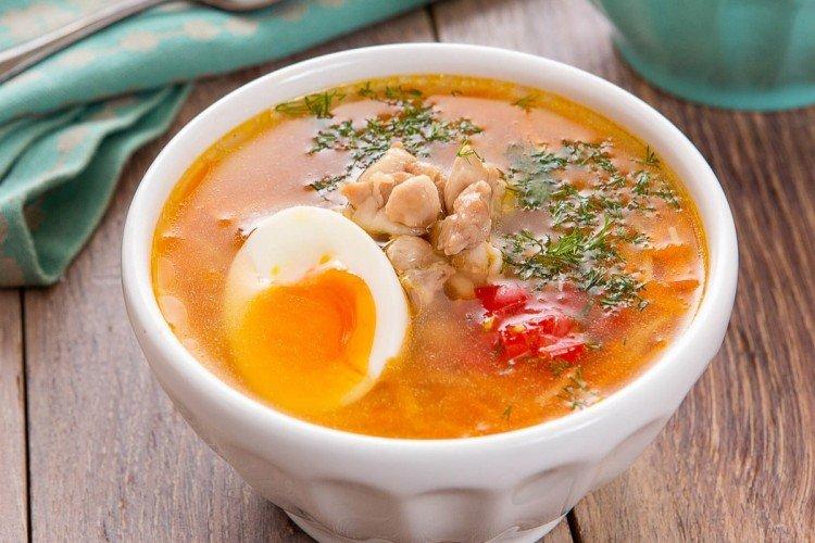 Soupe poulet et nouilles aux tomates