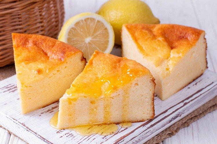 Casserole de fromage cottage-citron avec semoule