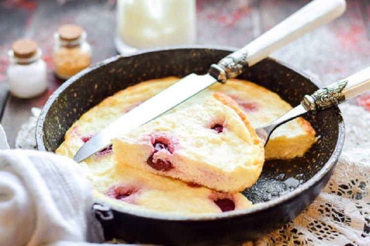 Casserole de fromage cottage et de semoule dans une poêle