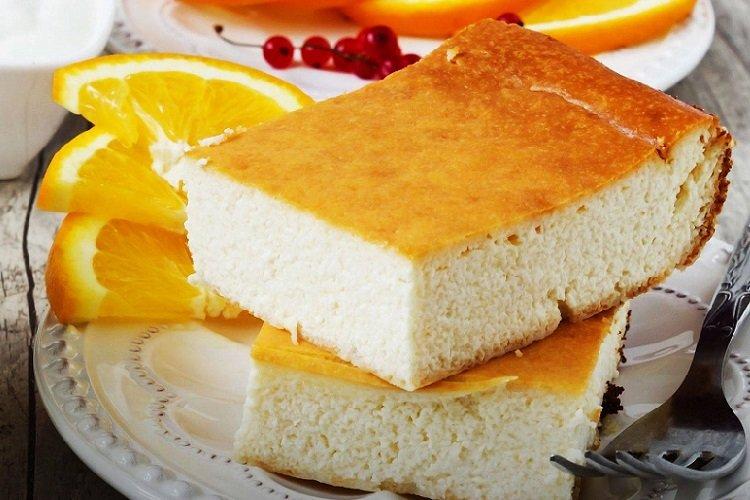 Casserole avec fromage cottage, semoule et oranges