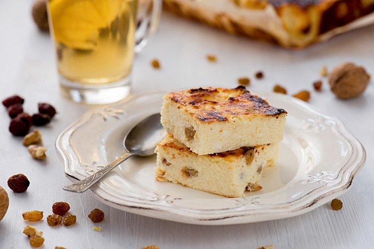 Casserole de caillé à la semoule et aux raisins secs