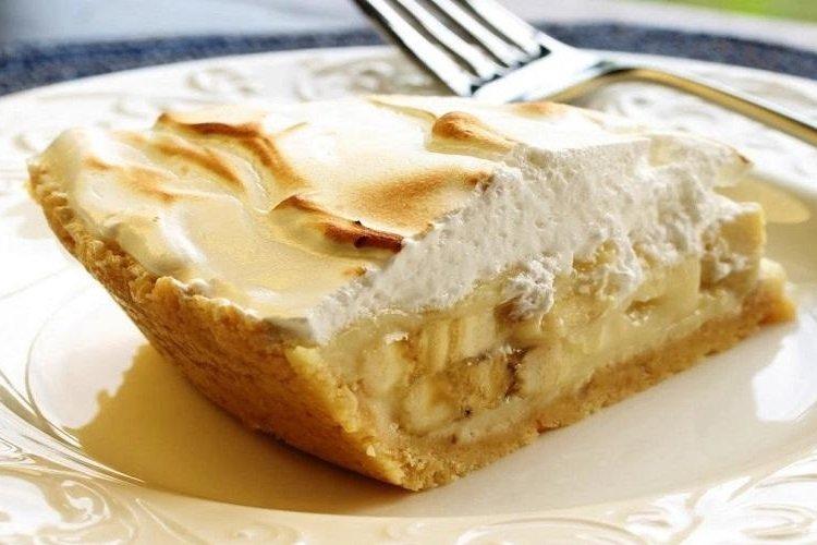 Casserole à base de fromage cottage, de semoule, de bananes et de lait concentré