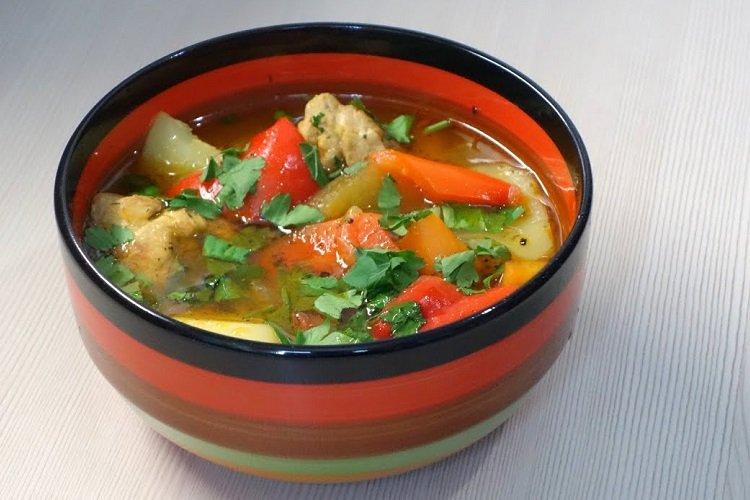 Shurpa de boeuf dans une mijoteuse