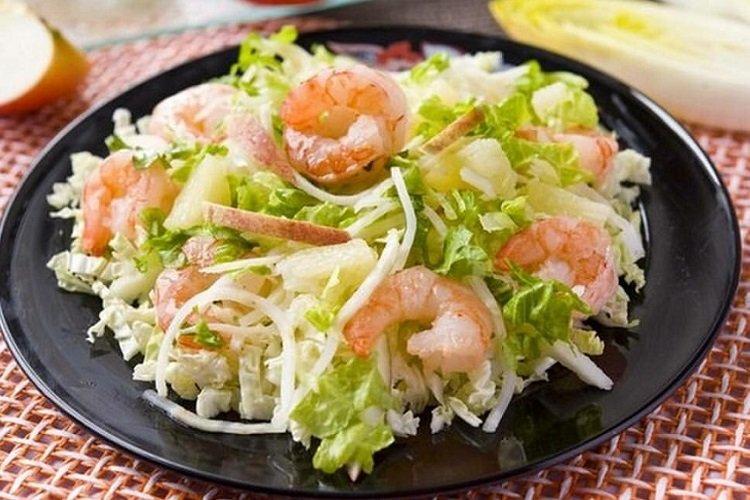 Salade de chou de Pékin, crevettes et ananas