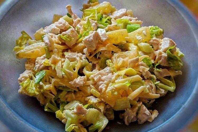 Salade de céleri, fromage et ananas