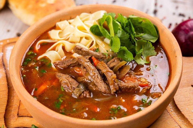 Shurpa aux nouilles et à l'agneau