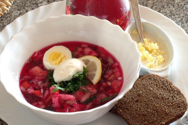Bortsch froid avec de la viande