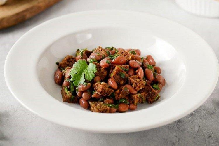 Salade de haricots rouges, ail et croûtons de seigle