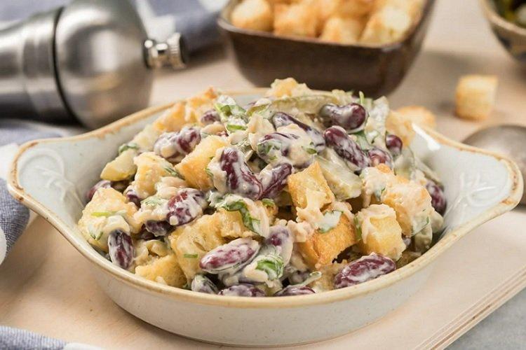 Salade au fromage, haricots et croûtons