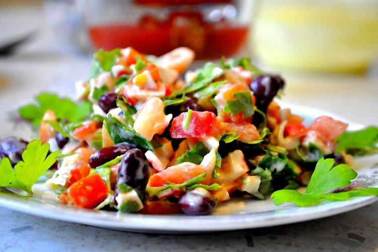 Salade épicée aux haricots rouges et croûtons