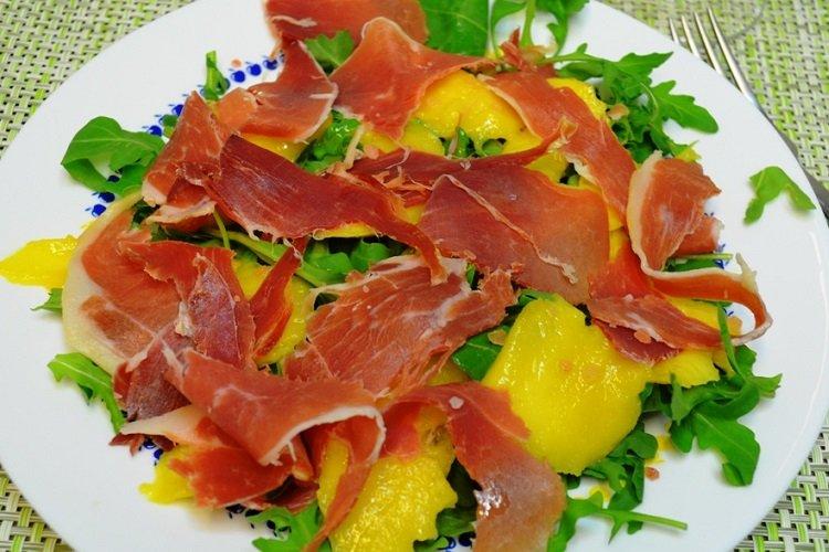 Salade de roquette, mangue et jambon