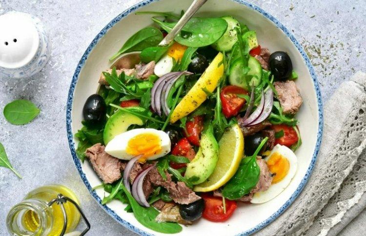 Salade aux oeufs, concombres, thon et roquette