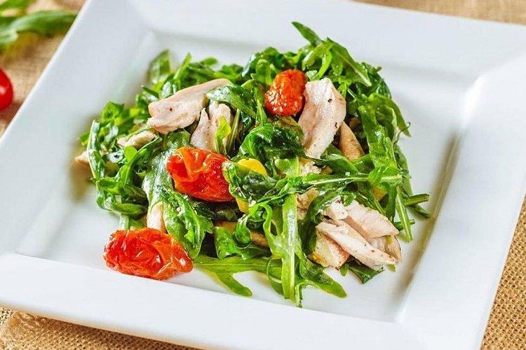 Salade de roquette, poulet et tomates séchées