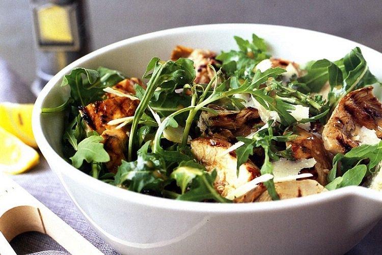 Salade tiède de roquette, poulet et avocat