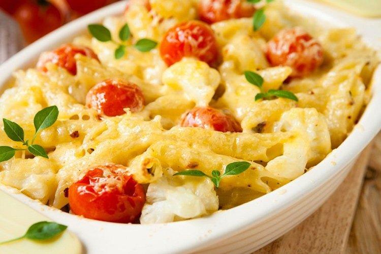 Casserole de pâtes, tomates cerises et chou-fleur