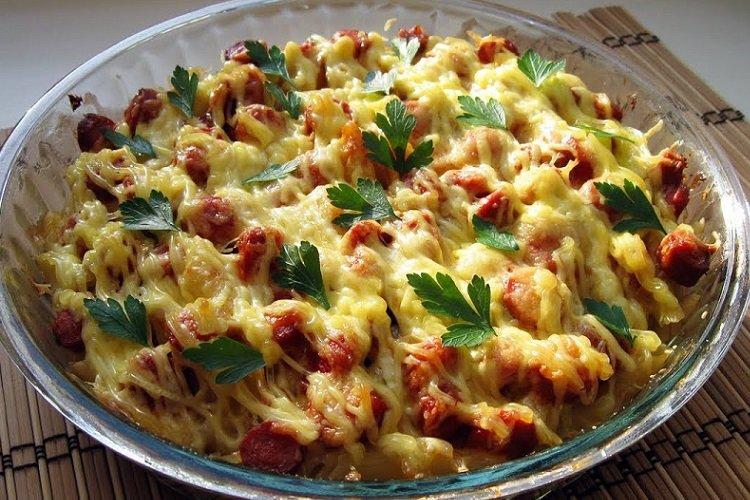 Casserole de fromage, pâtes et saucisses
