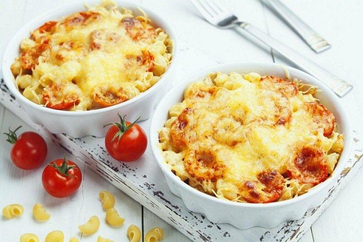 Casserole de pâtes, fromage et tomates