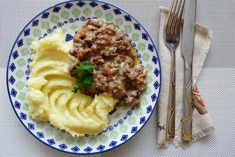 Porc boeuf stroganoff dans une mijoteuse