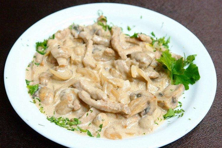 Boeuf stroganoff de porc mijoté à la crème