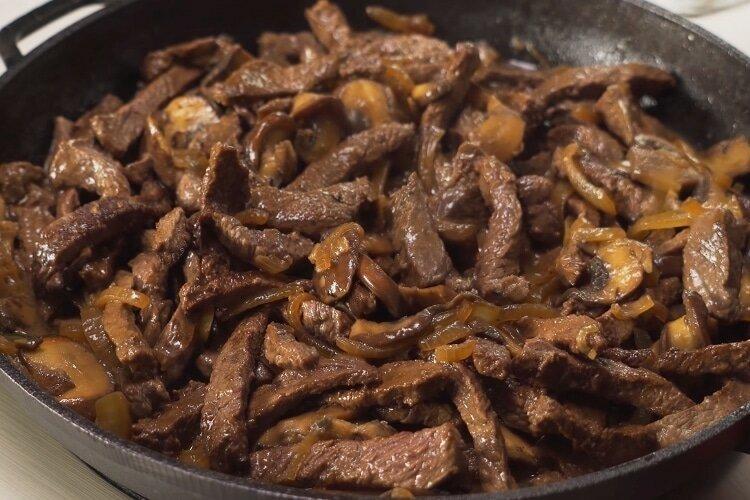 Porc boeuf stroganoff aux aubergines et champignons