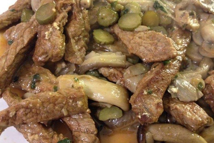 Porc boeuf stroganoff aux cornichons et champignons
