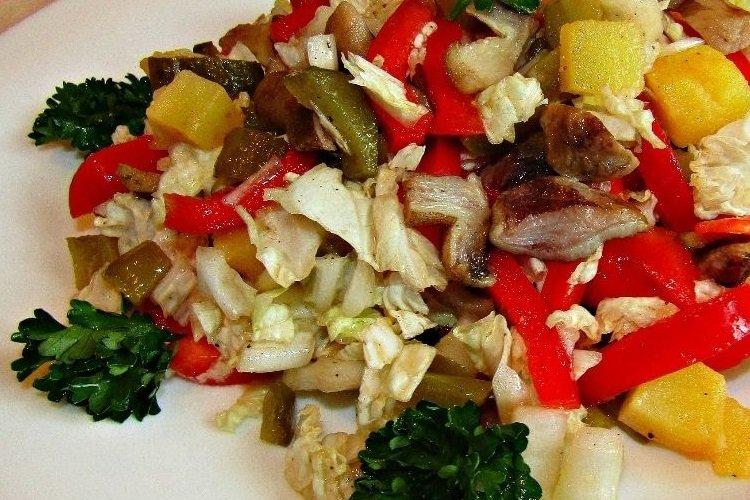 Salade de légumes aux champignons frits