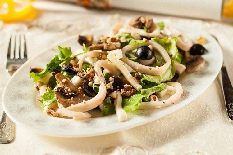 Salade de calamars et champignons frits