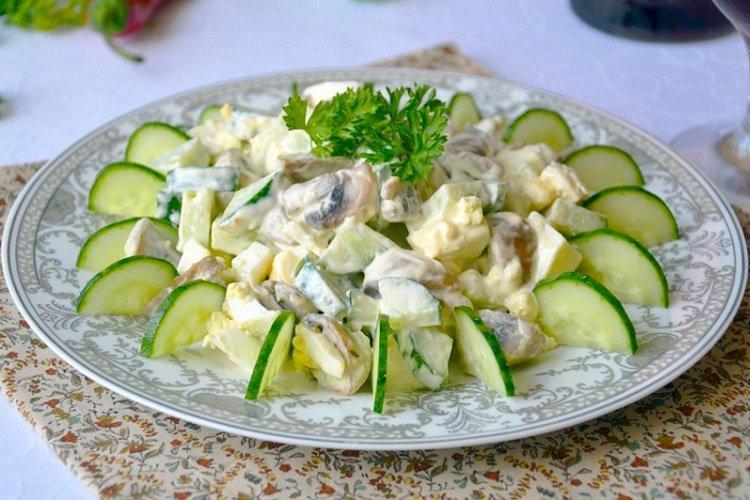 Salade de champignons frits, poulet et concombre