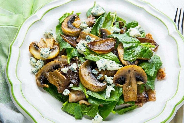 Salade au fromage Dorblu et champignons frits