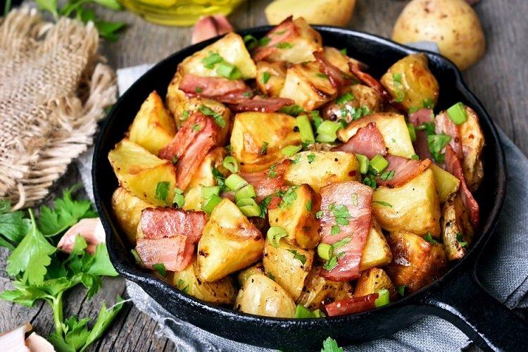 Pommes de terre sautées au bacon et aux herbes