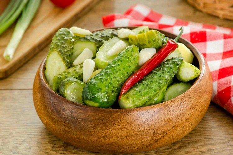 Concombres légèrement salés au céleri et à l'ail