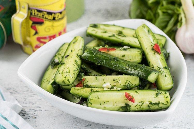 Concombres légèrement salés au vinaigre