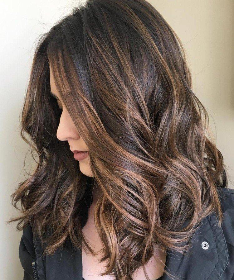 Faits saillants sur les cheveux noirs - photo