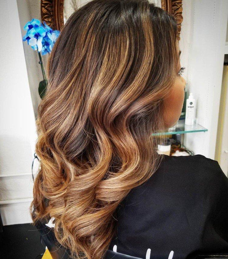 Faits saillants sur les cheveux noirs - photo